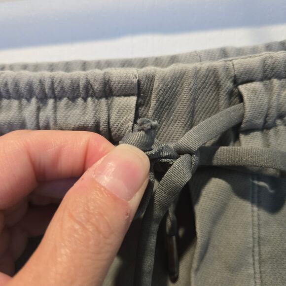 Athleta Shorts Women’s 4 Farallon Cypress Green Zipper Pockets Style 338976 - Picture 3 of 8